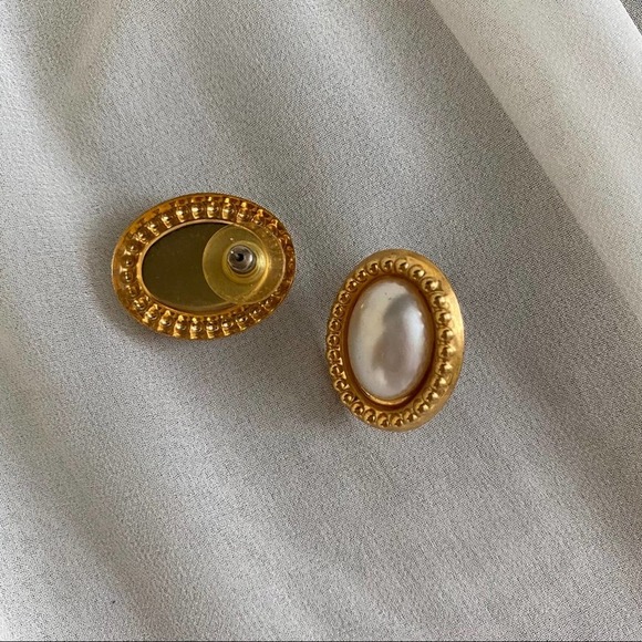 VTG Oval Ivory Pearl Gold Studded Halo Earrings - Picture 5 of 5